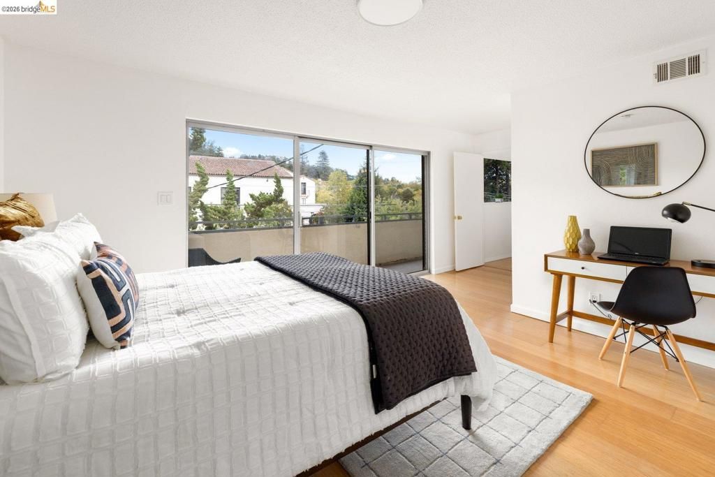 Image 18 of property listing at 2614 Warring St 9, Berkeley, CA 94704