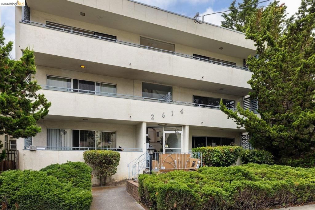 Image 2 of property listing at 2614 Warring St 9, Berkeley, CA 94704