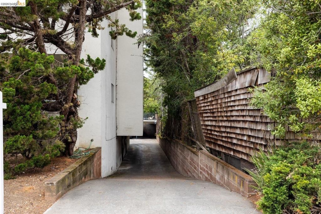 Image 26 of property listing at 2614 Warring St 9, Berkeley, CA 94704