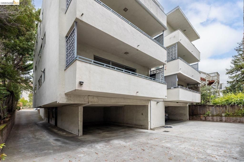 Image 27 of property listing at 2614 Warring St 9, Berkeley, CA 94704