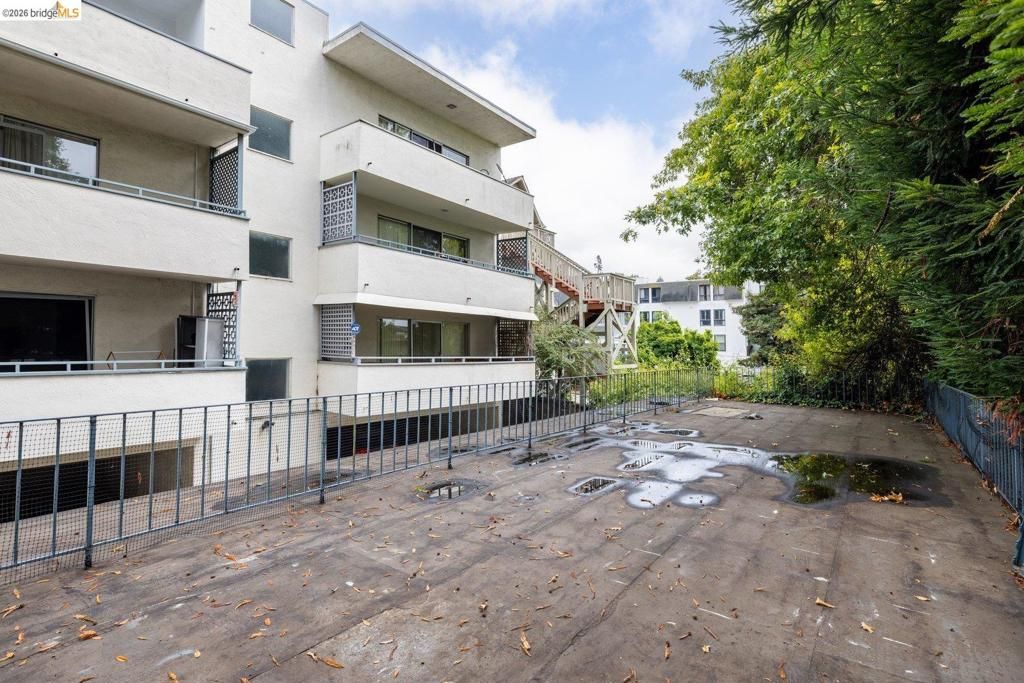 Image 29 of property listing at 2614 Warring St 9, Berkeley, CA 94704
