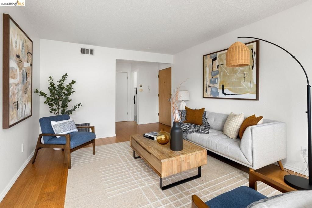 Image 4 of property listing at 2614 Warring St 9, Berkeley, CA 94704