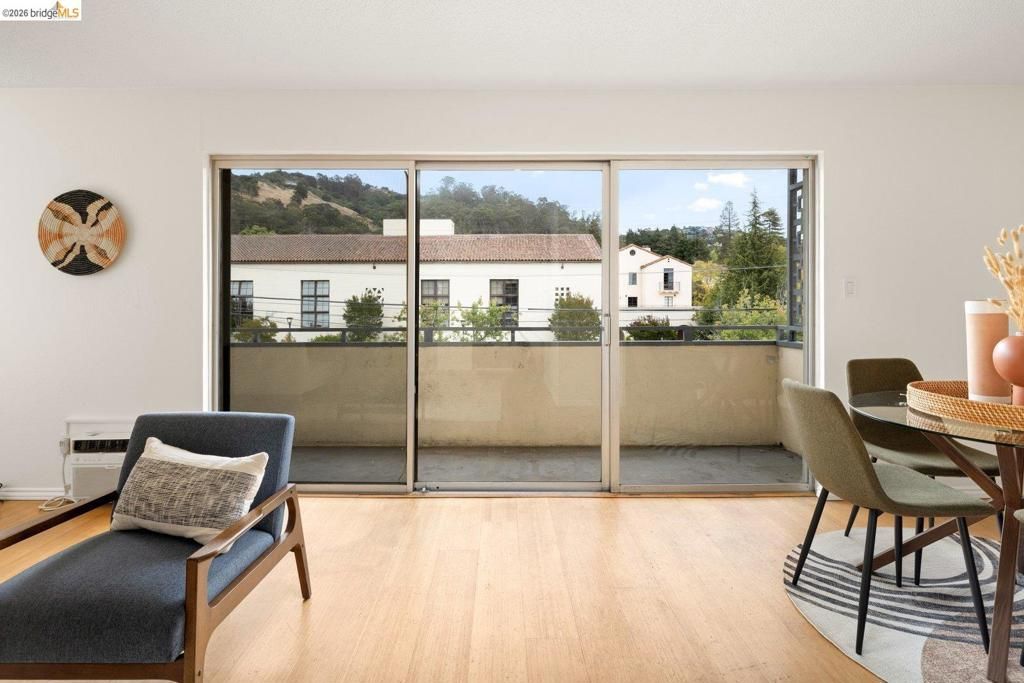 Image 5 of property listing at 2614 Warring St 9, Berkeley, CA 94704