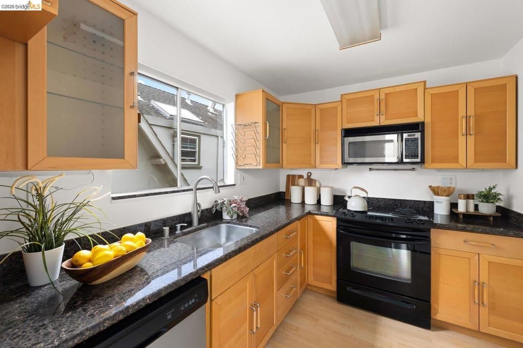Image 7 of property listing at 2614 Warring St 9, Berkeley, CA 94704