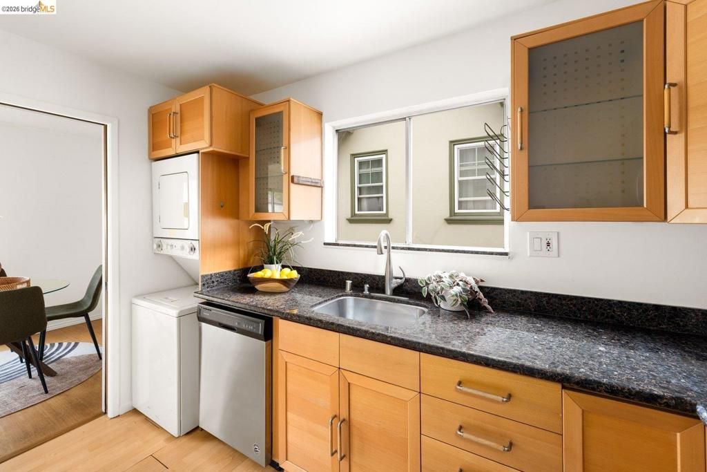 Image 9 of property listing at 2614 Warring St 9, Berkeley, CA 94704