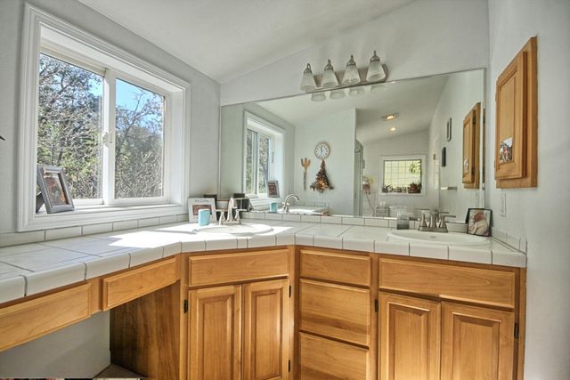 401 Tumbleweed Drive, Jacksonville, OR 97530