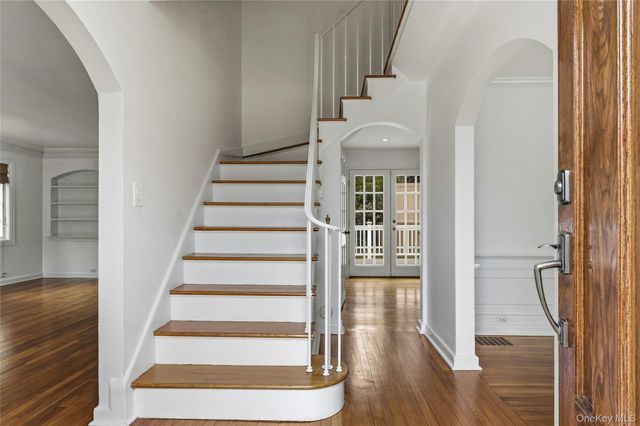 35 Sherry Hill Lane, Manhasset, NY 11030