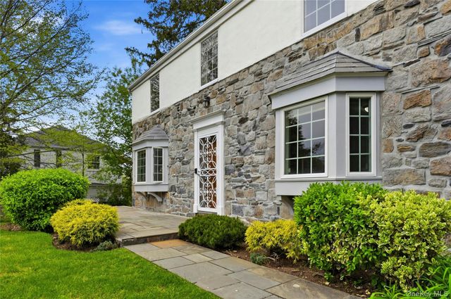 35 Sherry Hill Lane, Manhasset, NY 11030