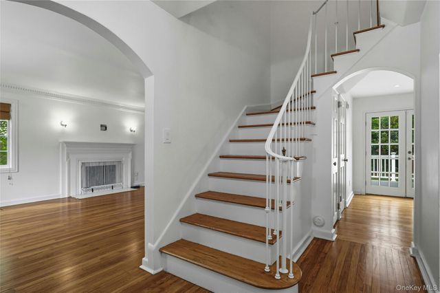 35 Sherry Hill Lane, Manhasset, NY 11030