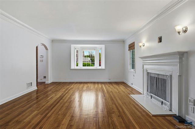 35 Sherry Hill Lane, Manhasset, NY 11030