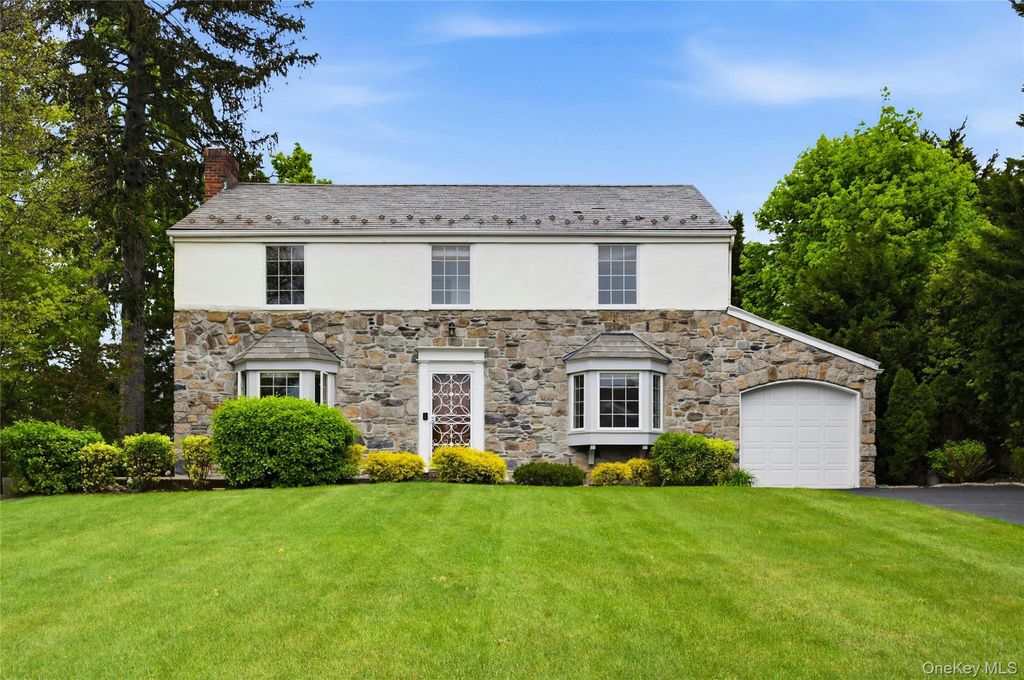 35 Sherry Hill Lane, Manhasset, NY 11030