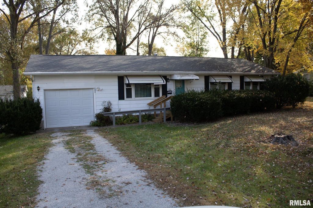 Image 1 of property listing at 904 N LINCOLN Street, Salem, IL 62881