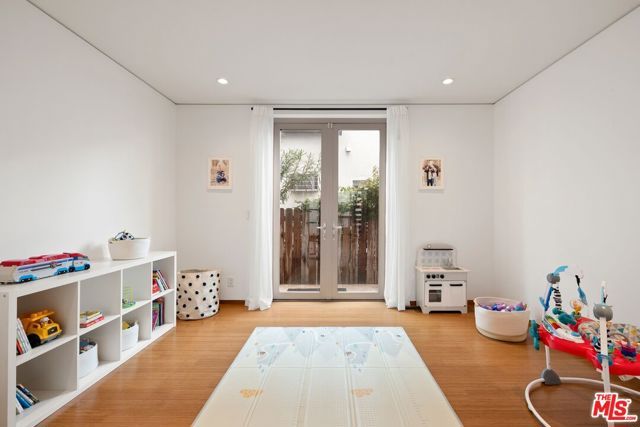 414 N Vista Street, Los Angeles, CA 90036