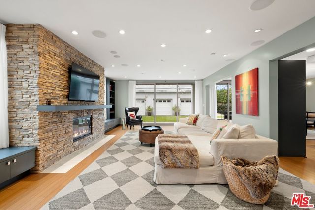 414 N Vista Street, Los Angeles, CA 90036