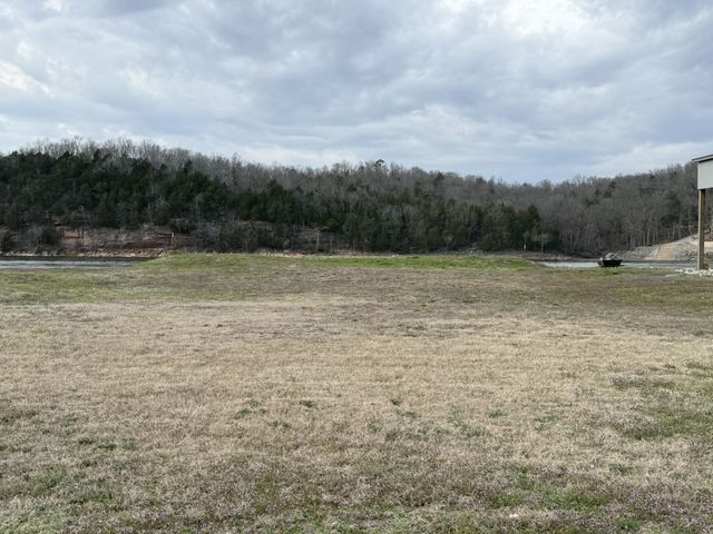 706 River Front Dr, S, Clifton, TN 38425