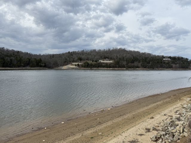 706 River Front Dr, S, Clifton, TN 38425