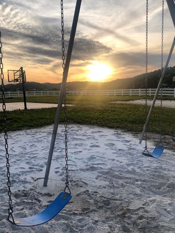 706 River Front Dr, S, Clifton, TN 38425