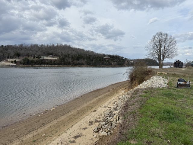 706 River Front Dr, S, Clifton, TN 38425