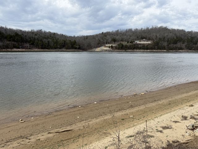 706 River Front Dr, S, Clifton, TN 38425