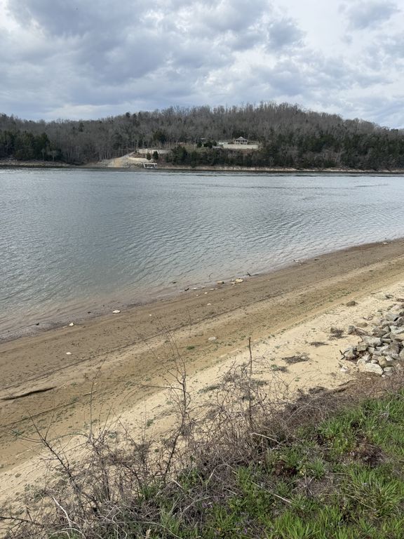 706 River Front Dr, S, Clifton, TN 38425