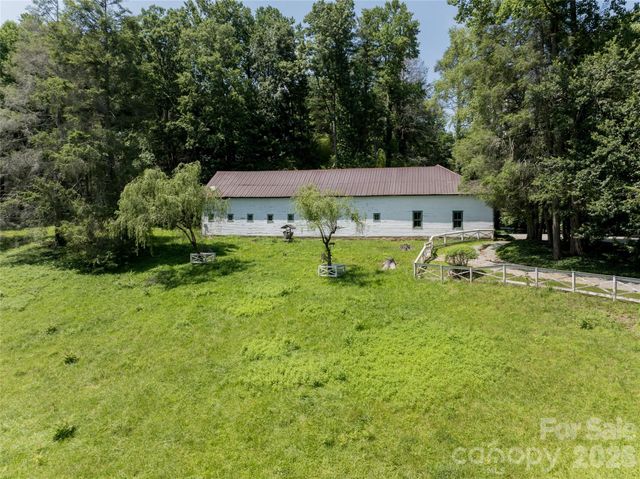 34 Oak Gate Drive, Hendersonville, NC 28739