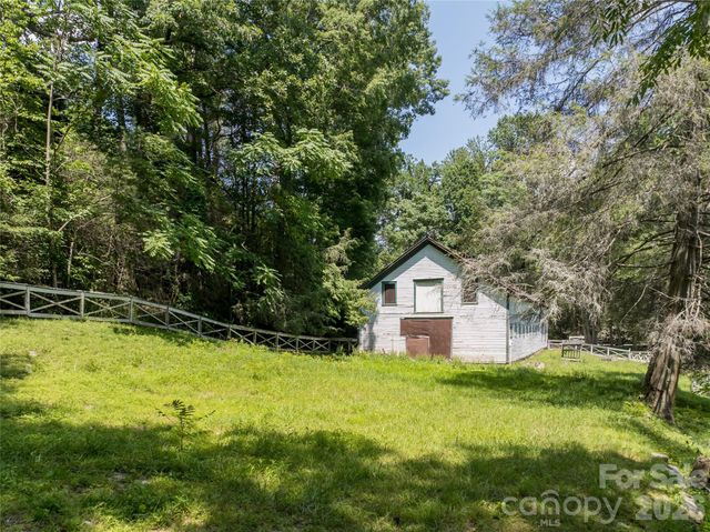 34 Oak Gate Drive, Hendersonville, NC 28739