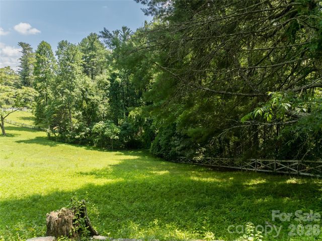 34 Oak Gate Drive, Hendersonville, NC 28739