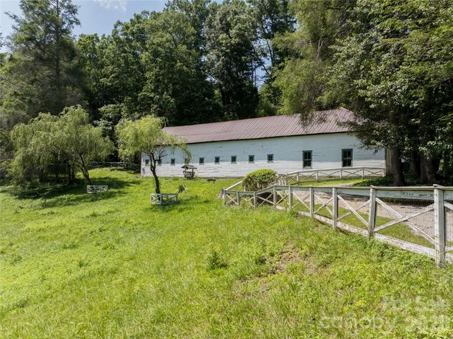 34 Oak Gate Drive, Hendersonville, NC 28739