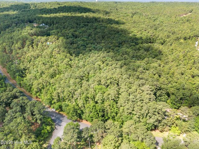 550 E Hedgelawn Way, Southern Pines, NC 28387