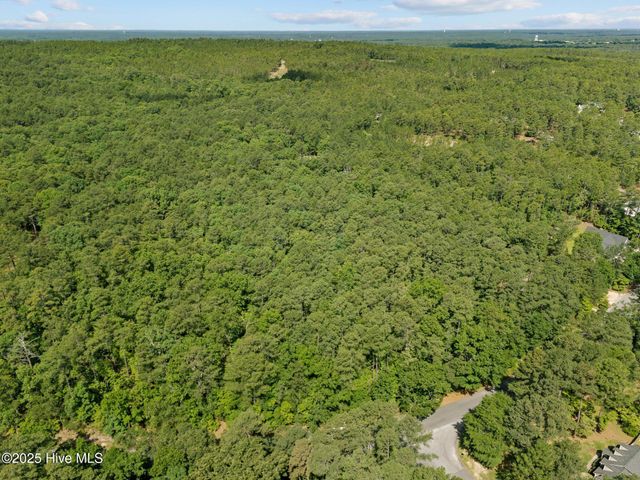 550 E Hedgelawn Way, Southern Pines, NC 28387