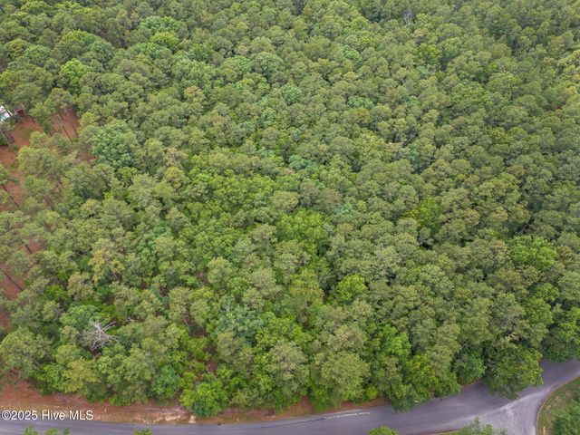 550 E Hedgelawn Way, Southern Pines, NC 28387