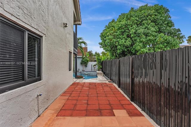 17532 NW 61st Ct N, Hialeah, FL 33015