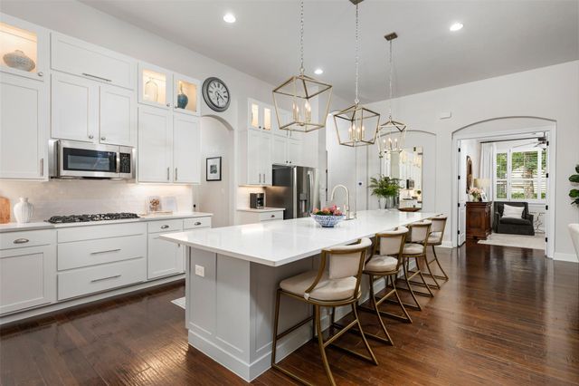 215 Lake Como DR, Austin, TX 78734