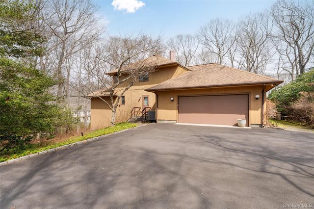 10 Hunters Trail, Wading River, NY 11792