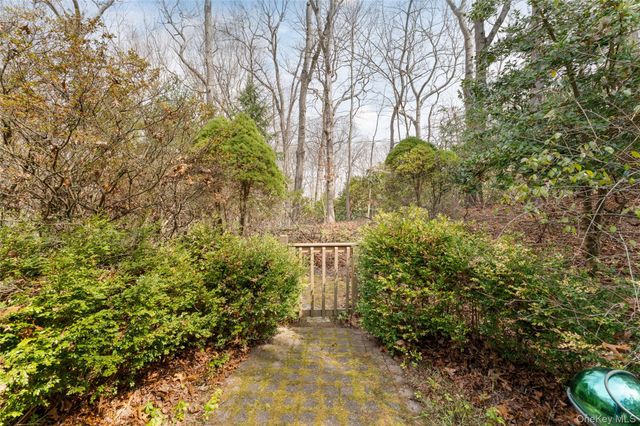 10 Hunters Trail, Wading River, NY 11792