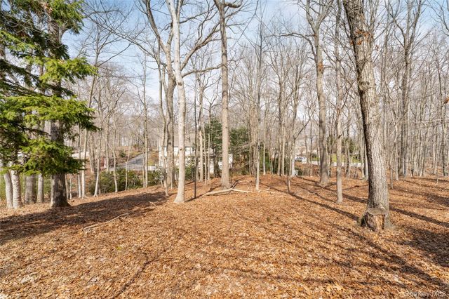 10 Hunters Trail, Wading River, NY 11792