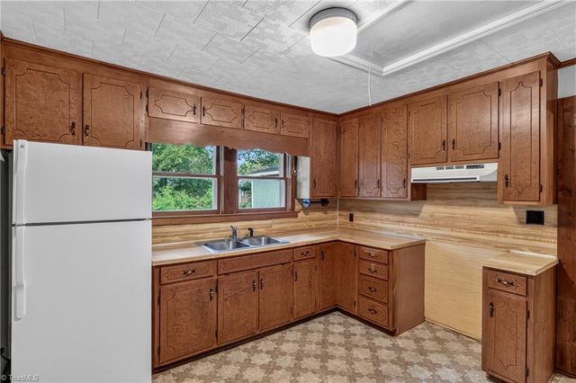 222 W Brower Avenue, Liberty, NC 27298