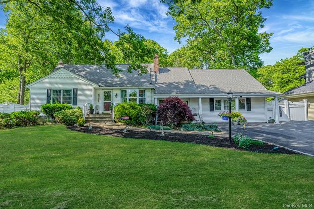 53 Mobrey Lane, Smithtown, NY 11787
