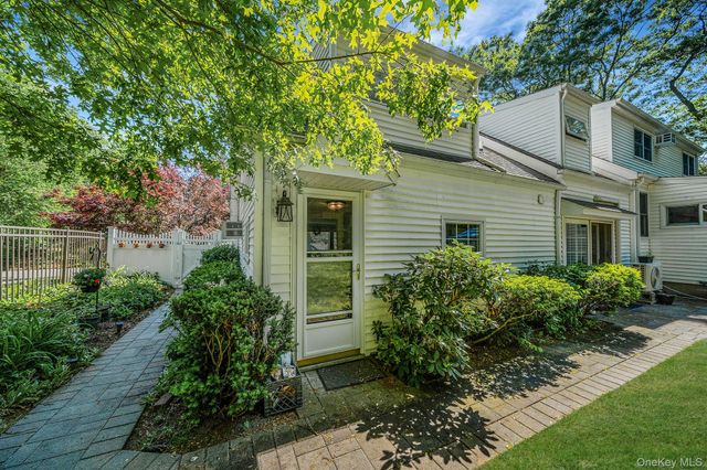 53 Mobrey Lane, Smithtown, NY 11787