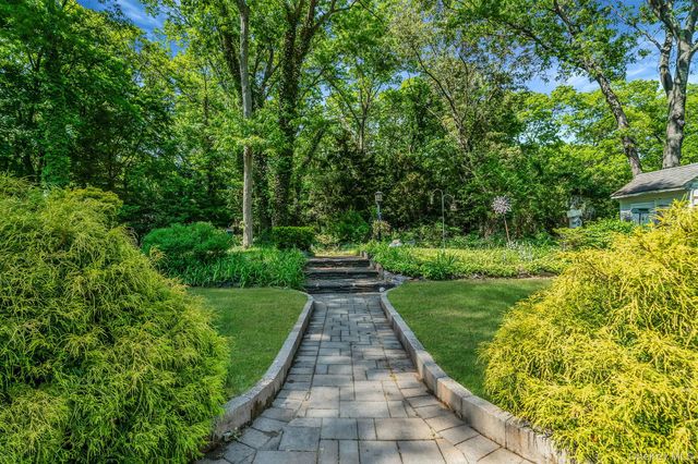 53 Mobrey Lane, Smithtown, NY 11787