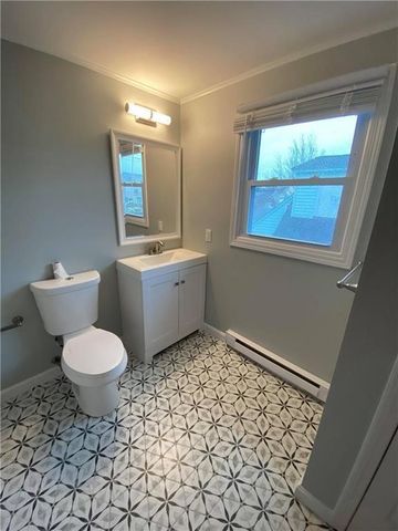 32 Middleton Avenue W, Newport, RI 02840