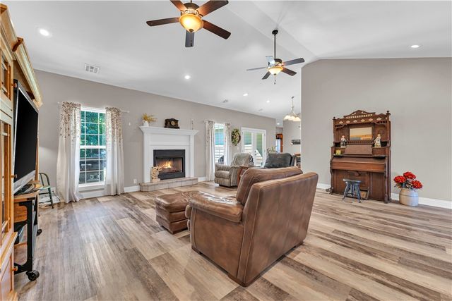 875 James Place, West Fork, AR 72774