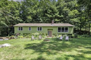 9 Meadowcrest Circle, Woodbridge, CT 06525
