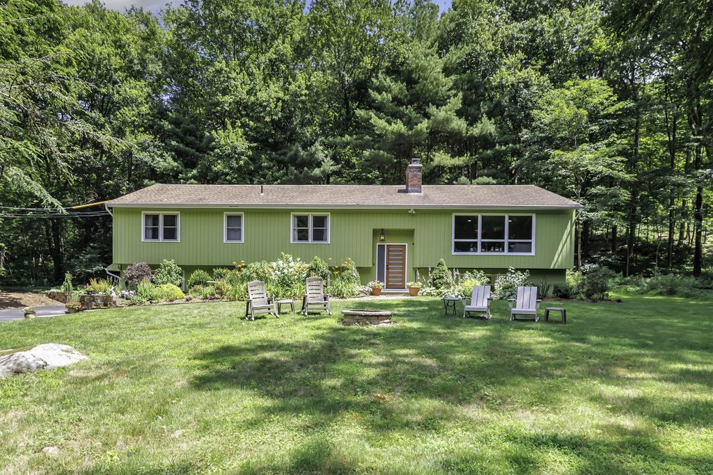 9 Meadowcrest Circle, Woodbridge, CT 06525