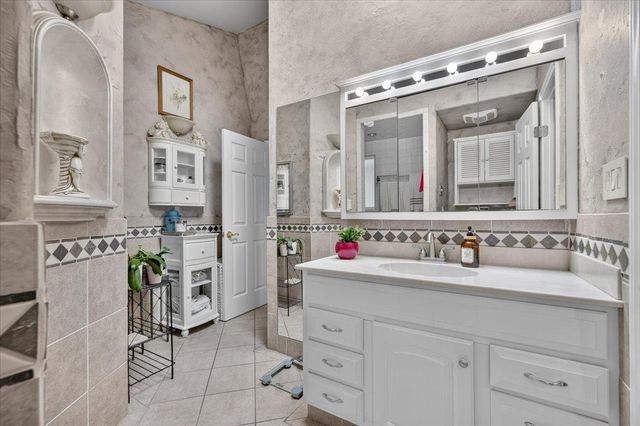 6192 N Fruit Avenue, Fresno, CA 93711