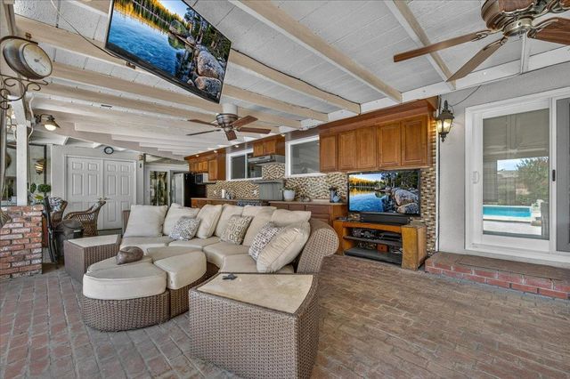 6192 N Fruit Avenue, Fresno, CA 93711