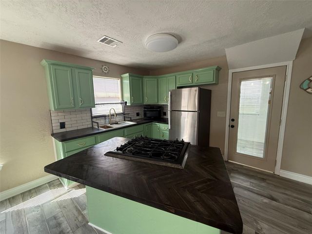 642 5th Street, San Leon, TX 77539