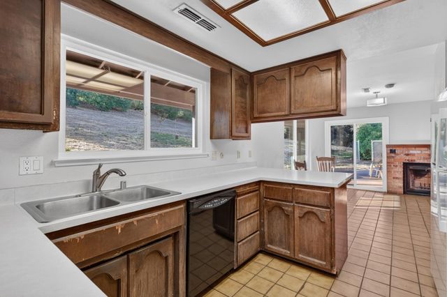 18095 Applegate Rd, Applegate, CA 95703