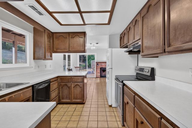 18095 Applegate Rd, Applegate, CA 95703