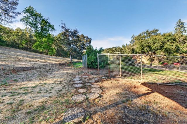 18095 Applegate Rd, Applegate, CA 95703